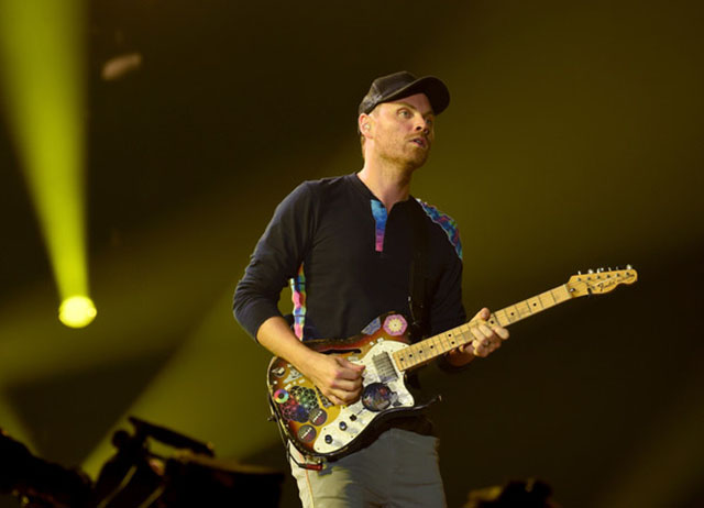 A picture of Jonny Buckland playing guitar at the AHFOD tour